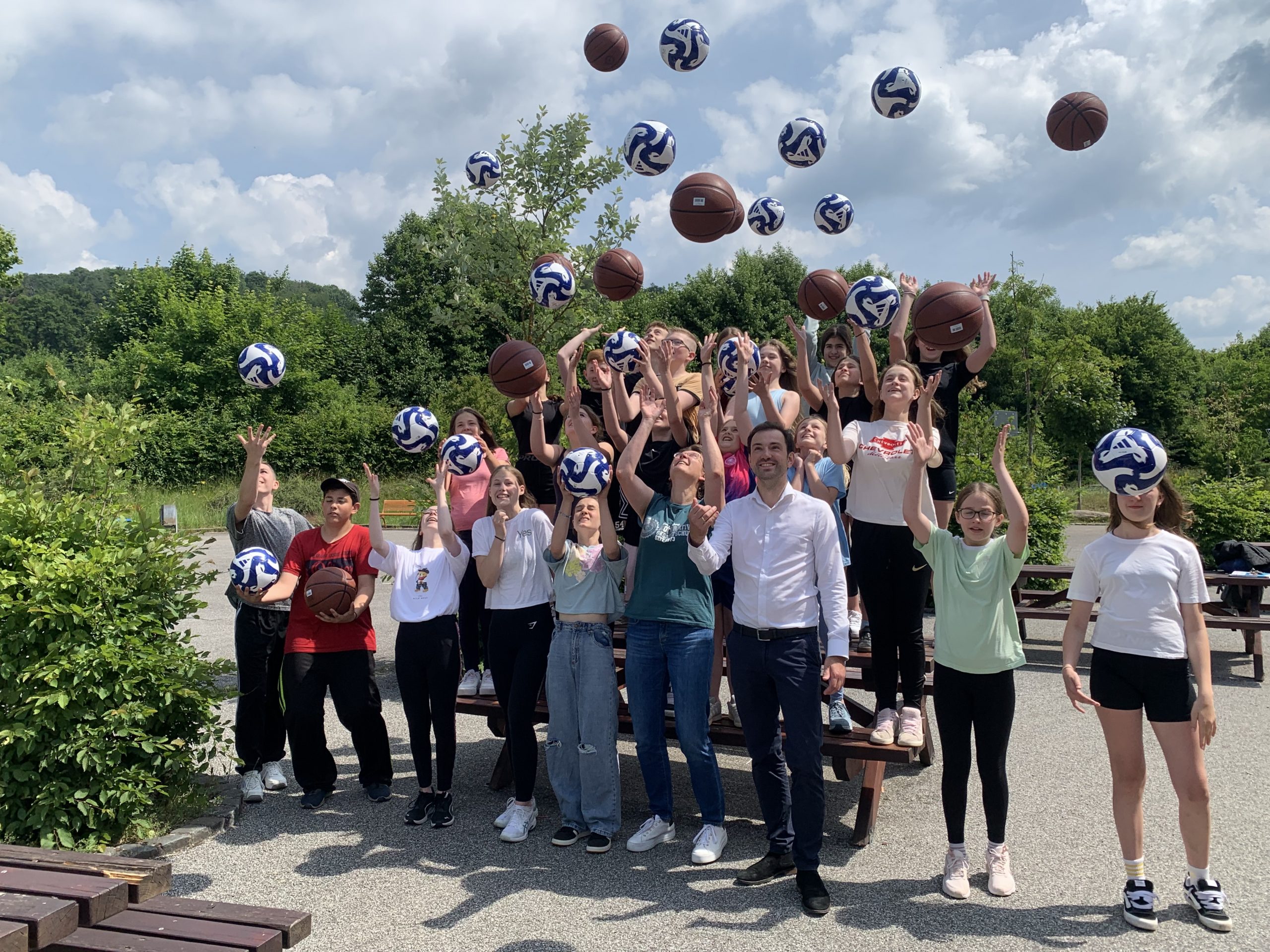 Mehr über den Artikel erfahren Freude am Spiel – Klinik Muschinsky spendet 30 Klassenbälle für die KGS Bad Lauterberg